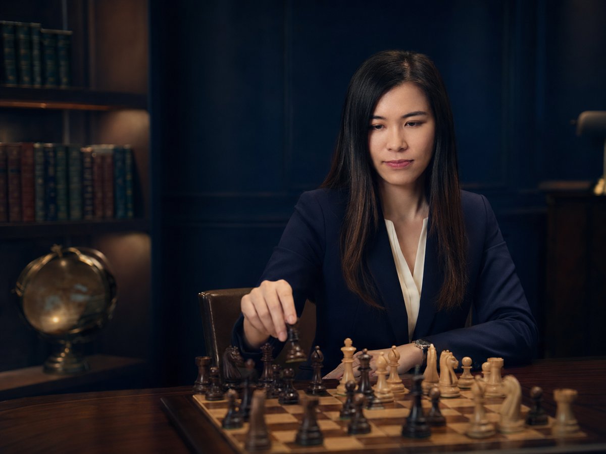 劉詠彤律師在棋盤前思考下一步，象徵為你的案件謀劃策略